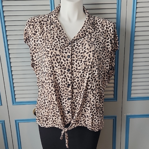 Torrid Leopard Print Button-Up Tie Front Blouse - Picture 1 of 11